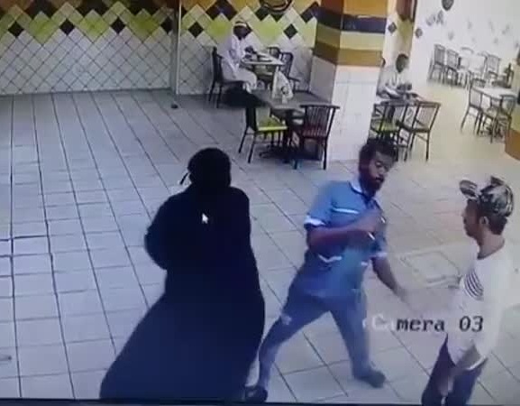 بالفيديو: فتاة تحول أحد مطاعم جدة لحلبة مصارعة!