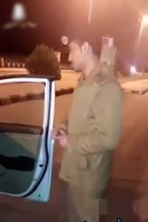 شرطة مرور السعودية تضبط سائق سيارة يخفي أرقام لوحة السيارة .. فيديو