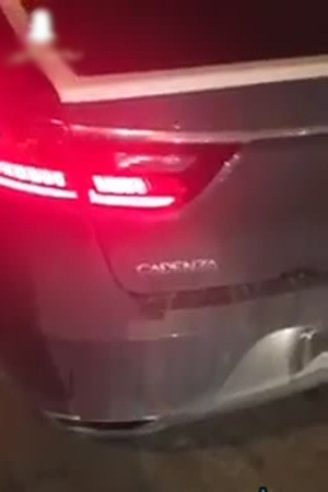 شرطة مرور السعودية تضبط سائق سيارة يخفي أرقام لوحة السيارة .. فيديو