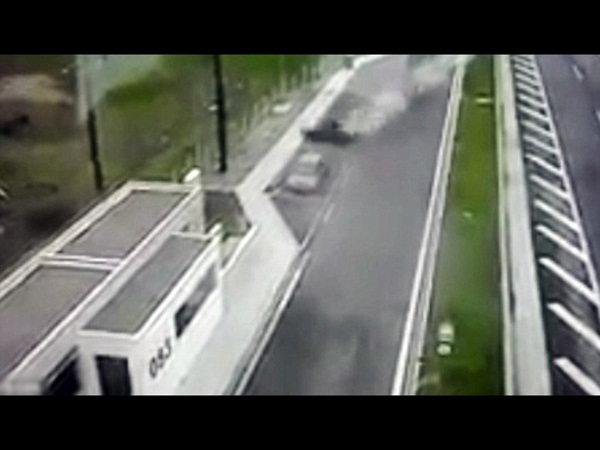 انفجار سيارة بورش يتسبب في وفاة أربعة أشخاص .. فيديو