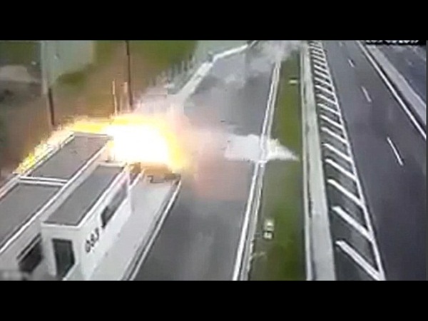 انفجار سيارة بورش يتسبب في وفاة أربعة أشخاص .. فيديو