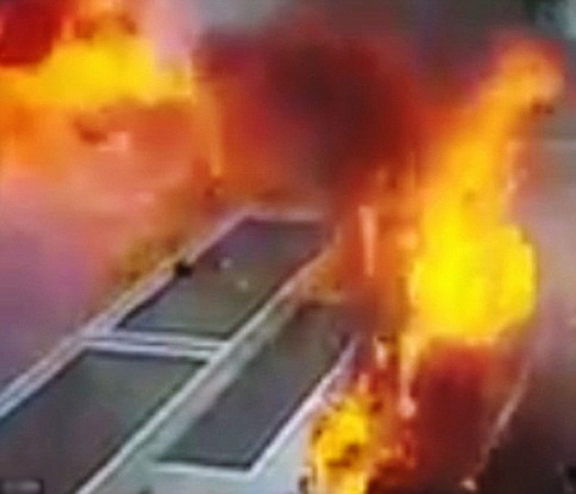 انفجار سيارة بورش يتسبب في وفاة أربعة أشخاص .. فيديو