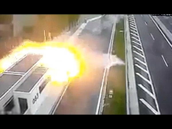 انفجار سيارة بورش يتسبب في وفاة أربعة أشخاص .. فيديو