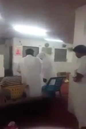 شاب يتشاجر مع مسن بداخل مسجد .. فيديو