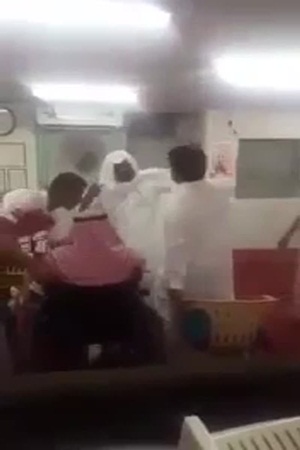 شاب يتشاجر مع مسن بداخل مسجد .. فيديو