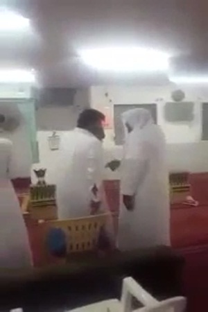 شاب يتشاجر مع مسن بداخل مسجد .. فيديو