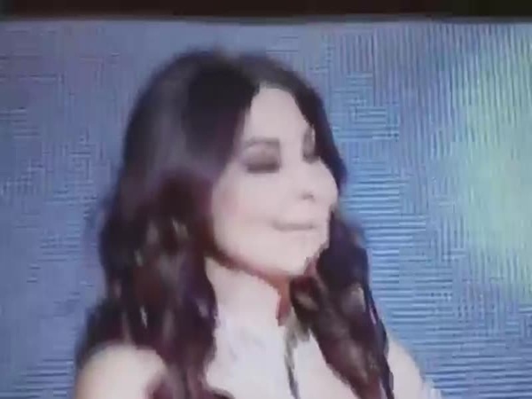 شاهد كيف قامت إليسا بإحراج رزان في حفل توزيع جوائز الموسيقى العربية