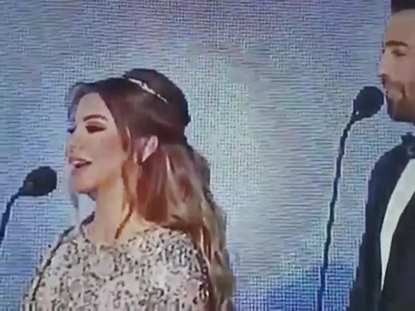 شاهد كيف قامت إليسا بإحراج رزان في حفل توزيع جوائز الموسيقى العربية