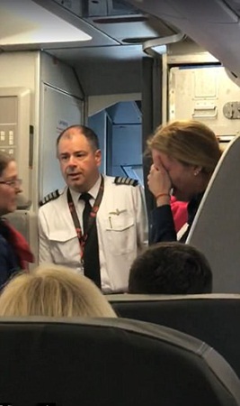 بالفيديو .. اعتداء مضيف طائرة على مسافرة