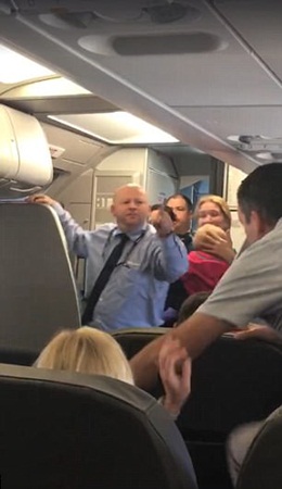 بالفيديو .. اعتداء مضيف طائرة على مسافرة