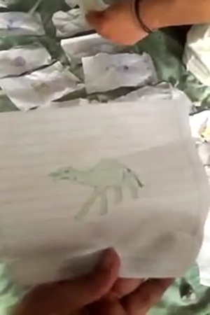 طفل صغير يبيع لوحاته بريال