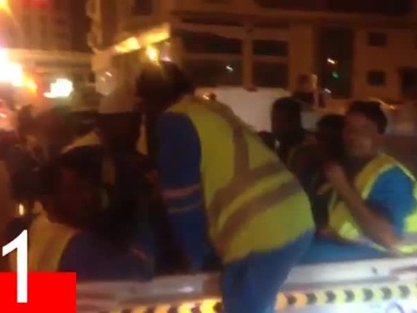 شاهد نقل 14 عامل في صندوق سيارة