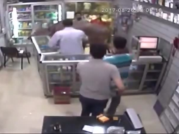 بالفيديو .. عجل يقتحم صيدلية ويصيب الموجودين بالرعب