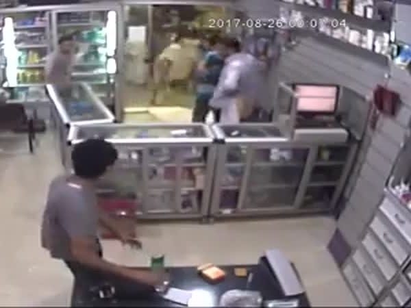 بالفيديو .. عجل يقتحم صيدلية ويصيب الموجودين بالرعب