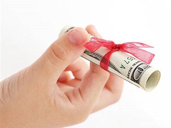 طفلة تدفع الإيجار لوالدتها .. 5 دولارات شهريًا