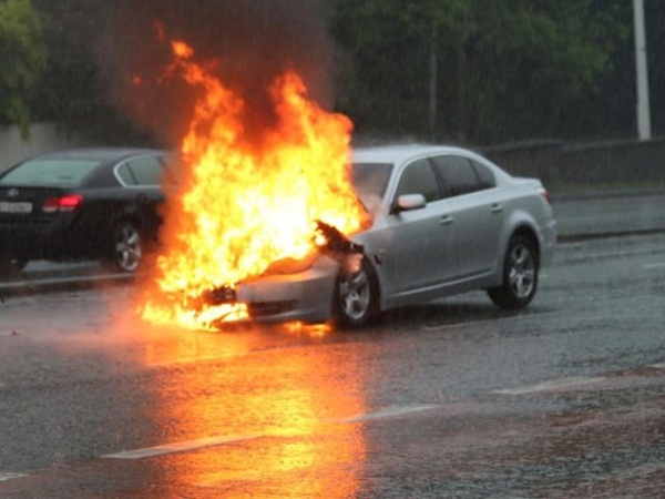تحترق سيارته ويُفصل من عمله بسبب شركة التأمين .. فيديو