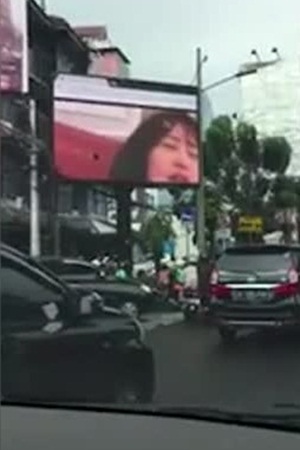 عرض فيلمًا إباحيًا على شاشة دعائية بأحد الشوارع الكبيرة .. بسبب الملل