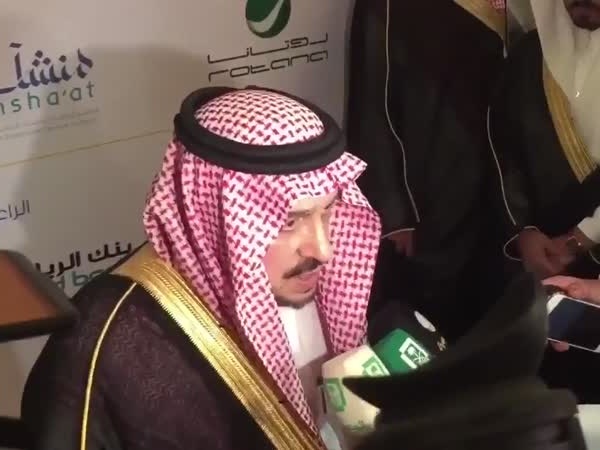 بالفيديو ... شاب يهدي أمير الرياض ساعة من ابتكاره وتصنيعه