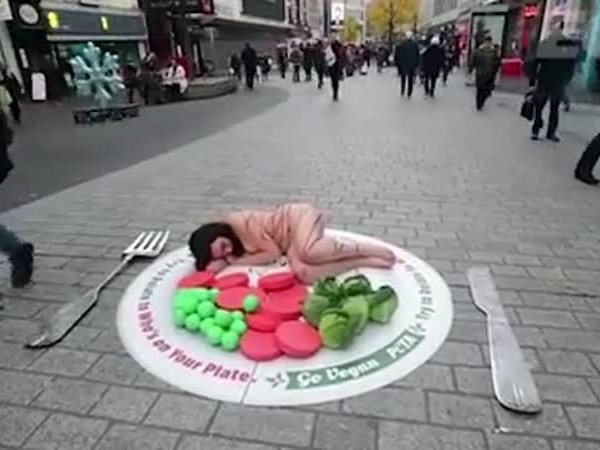 لهذا السبب نامت عارية تمامًا في منتصف الطريق