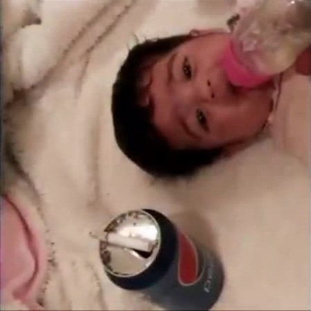 فيديو مزعج .. أب يعذب طفلته للانتفام من والدتها