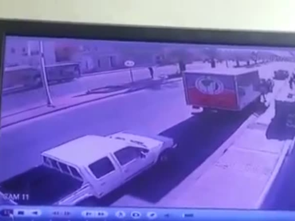 شاهد لحظة دهس أحد المواطنين بسيارة مسرعة