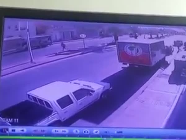 شاهد لحظة دهس أحد المواطنين بسيارة مسرعة