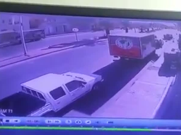 شاهد لحظة دهس أحد المواطنين بسيارة مسرعة