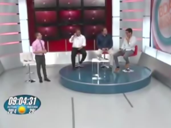 مشاهد يحرج المذيعين على الهواء مباشرة .. فكيف كانت ردة فعلهم