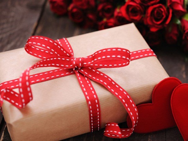 تهدي لحبيبها هدية مرعبة في عيد العشاق
