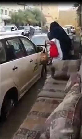 شاهد ماذا فعل هذا الأب المثالي لابنته