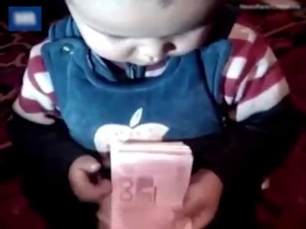 شاهد كيف يعد هذا الطفل نقوده