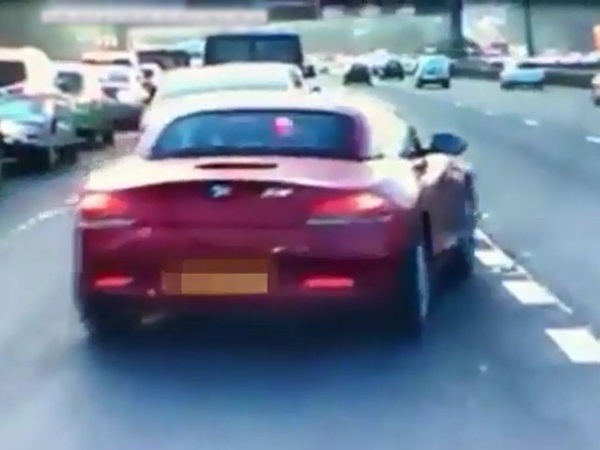 سيارة رياضية  تتسبب في حادث على الطريق السريع .. فيديو