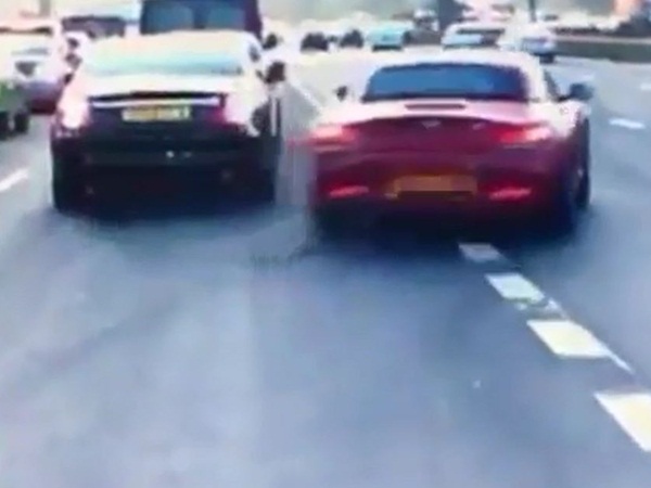 سيارة رياضية  تتسبب في حادث على الطريق السريع .. فيديو