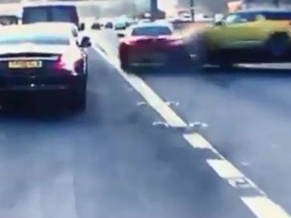 سيارة رياضية  تتسبب في حادث على الطريق السريع .. فيديو