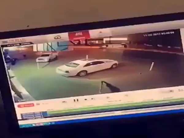 مفحط يصدم سيارة في موقف ويفر هاربًا .. فيديو