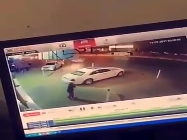 مفحط يصدم سيارة في موقف ويفر هاربًا .. فيديو