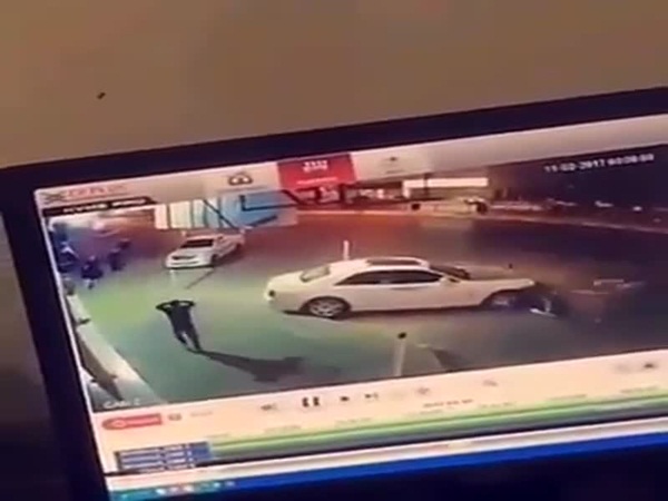 مفحط يصدم سيارة في موقف ويفر هاربًا .. فيديو