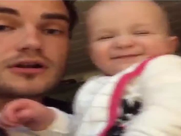 شاهد كيف يستمتع الاب بوقته مع طفله الرضيع