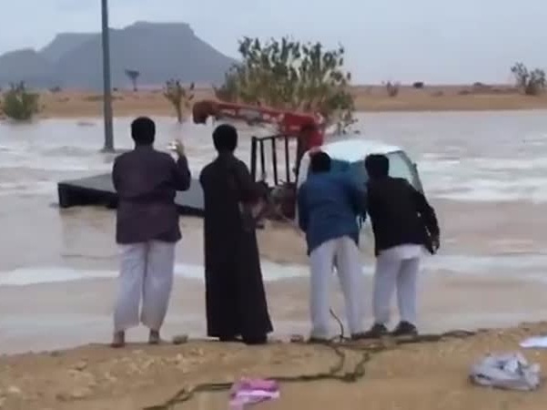 كيف احتفل هؤلاء الشباب بإنقاذ رجل من السيول .. طريقة سينمائية