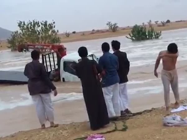 كيف احتفل هؤلاء الشباب بإنقاذ رجل من السيول .. طريقة سينمائية