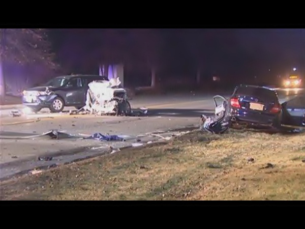 شاب يقود مرسيدس يقتل نفسه وثلاثة آخرين في حادث مأساوي