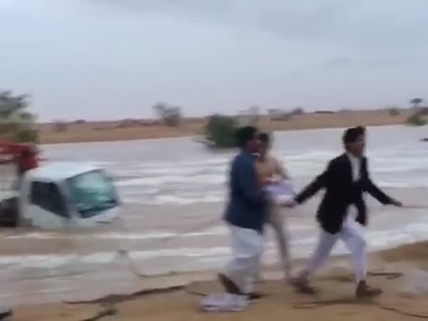 كيف احتفل هؤلاء الشباب بإنقاذ رجل من السيول .. طريقة سينمائية