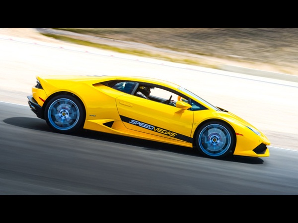 تحطم لامبورغيني في مضمار للسباق