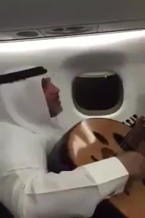 شاهد مضيف طيران يغني لمحمد عبده ويثير الخلاف