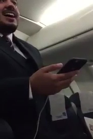 شاهد مضيف طيران يغني لمحمد عبده ويثير الخلاف
