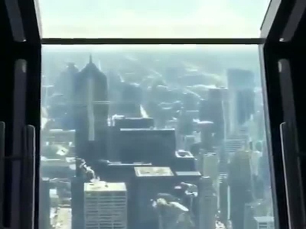 نافذة مائلة على شيكاغو .. شاهد ماذا يجذب السياح