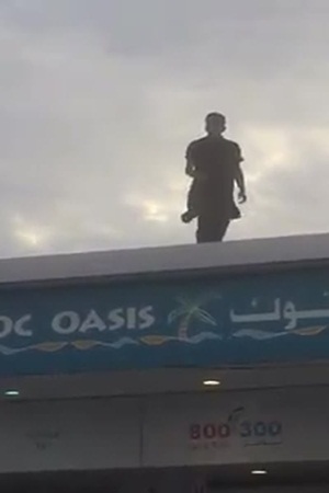 بالفيديو .. يحاول الانتحار قفزًا من سطح محطة وقود في أبو ظبي