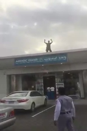 بالفيديو .. يحاول الانتحار قفزًا من سطح محطة وقود في أبو ظبي