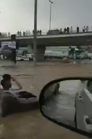 شاهد .. ابتكار طريقة جديدة للاستمتاع بالمطر الشديد