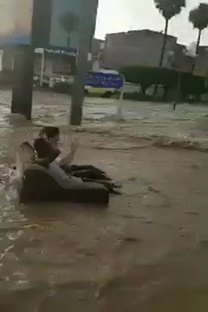 شاهد .. ابتكار طريقة جديدة للاستمتاع بالمطر الشديد